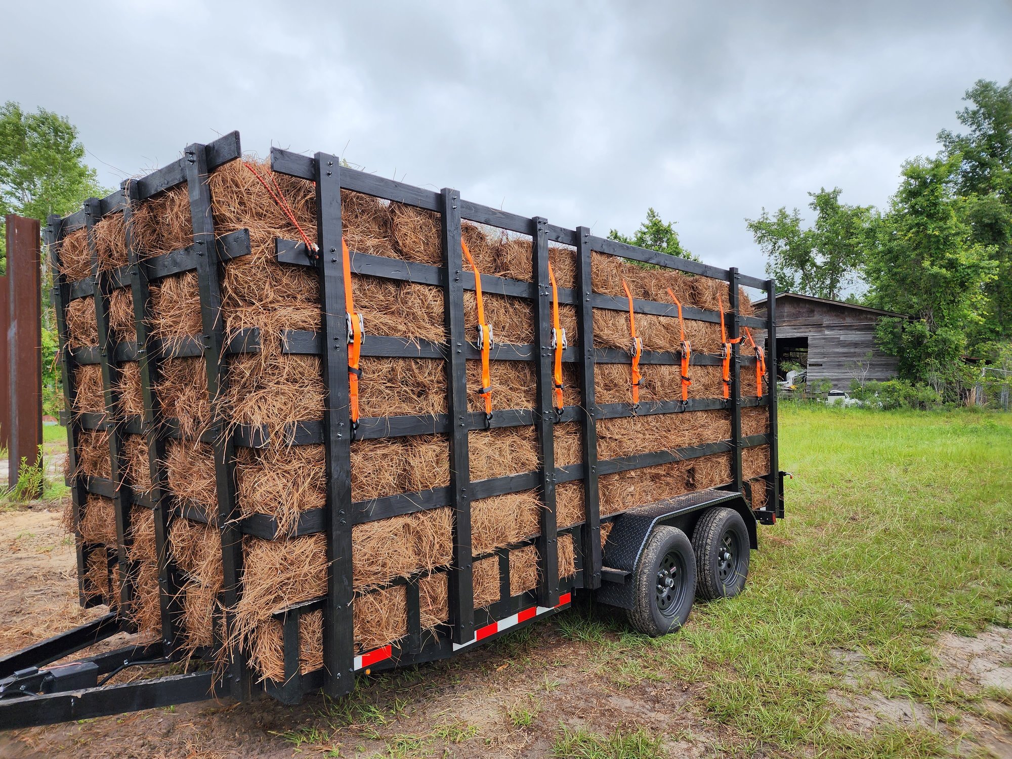 Trailer with 400 bales of longleaf pine straw. Trailer with 400 bales of longleaf pine straw.